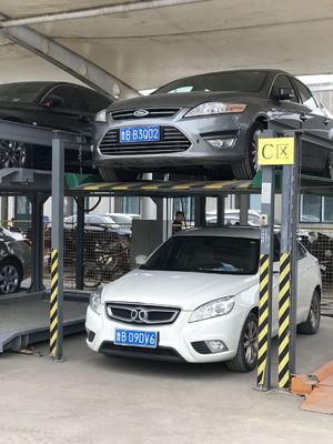 Storage Design In Four Column Hydraulic Lift For Car And Household Storage